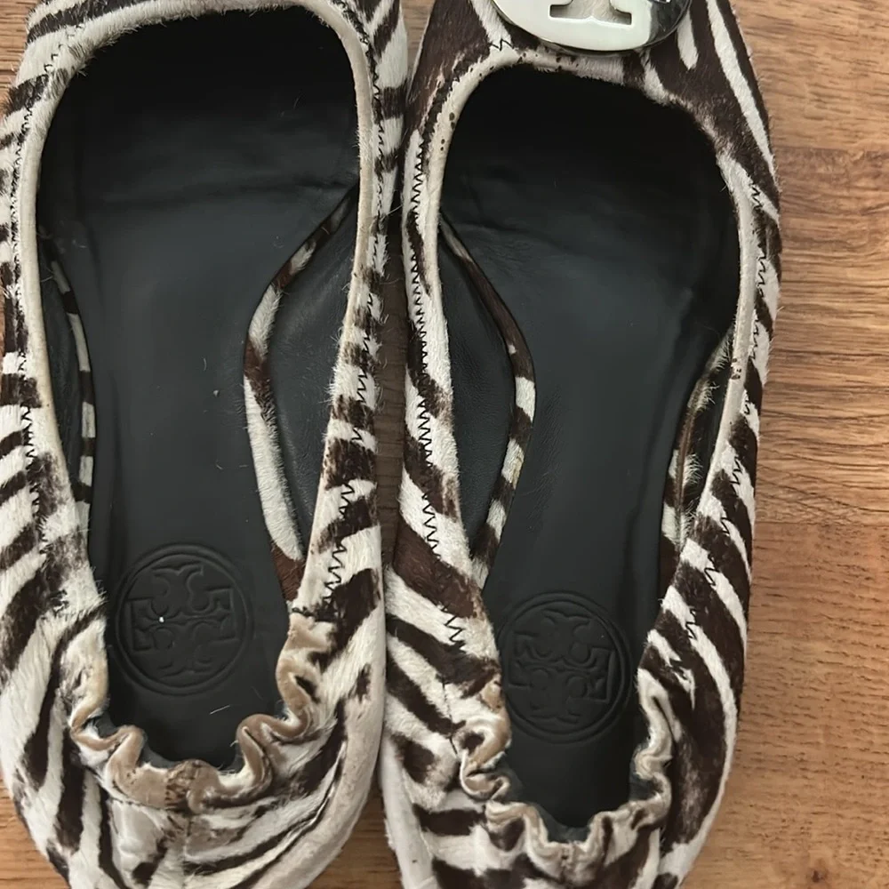 Tory Burch Black and White Zebra Flats Sz 6 1/2 - Picture 3 of 9
